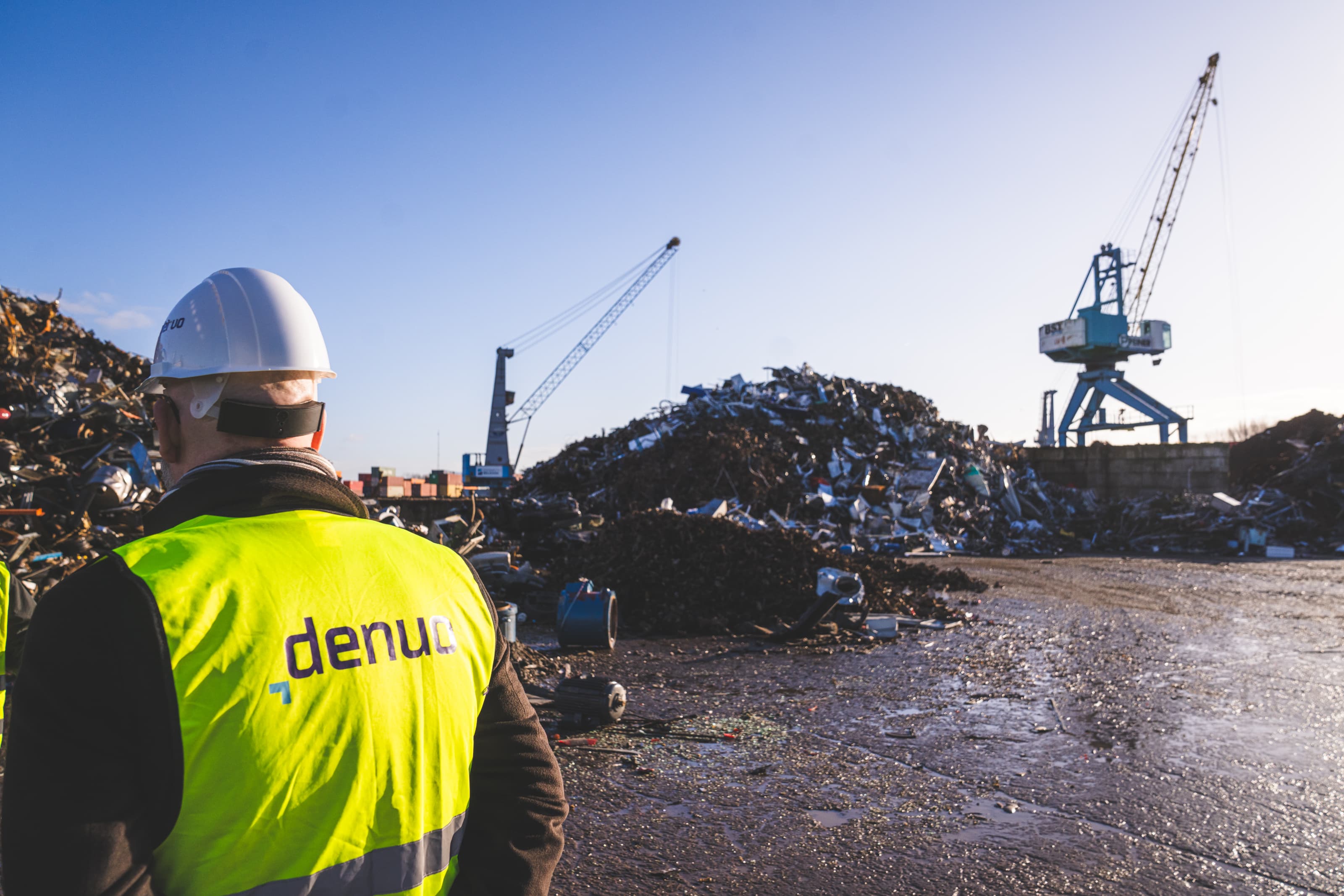 Denuo neemt politici mee naar het recyclageterrein